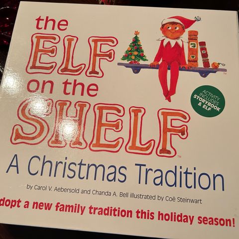 Ekte Elf on the Shelf dukke m bok i gaveeske selges