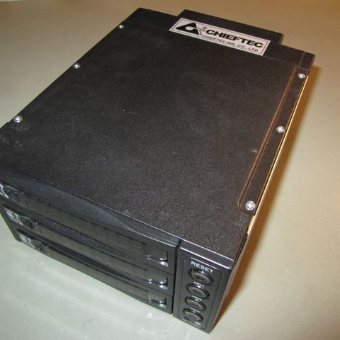 Chieftec SNR-2131-SATA med plass for 3x 3.5"