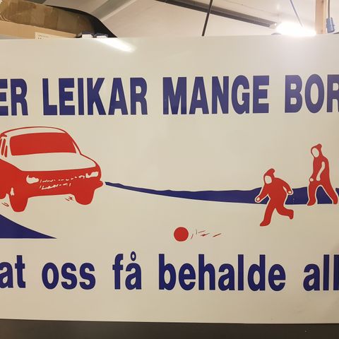 HAR LEIKAR MANGE BORN skilt.