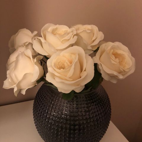 Kunstige roser + vase