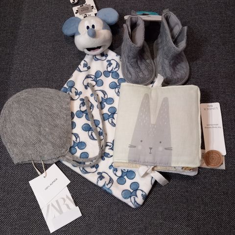 New baby set (hat, boots, koseklut, book)