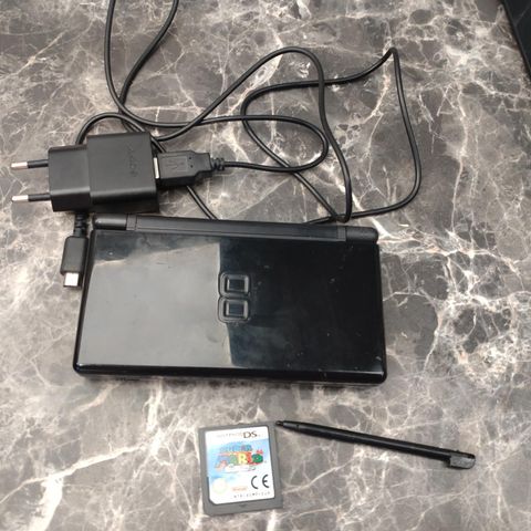 Svart Nintendo DS Lite med et spill