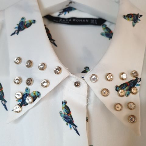 Sommerlig bluse med fine detaljer fra Zara