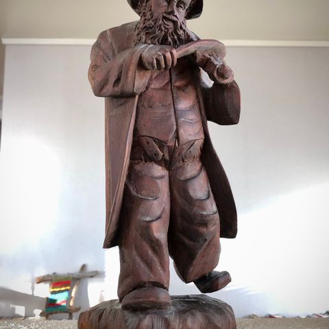 Figur / skulptur skåret ut i tre H=29,5 cm