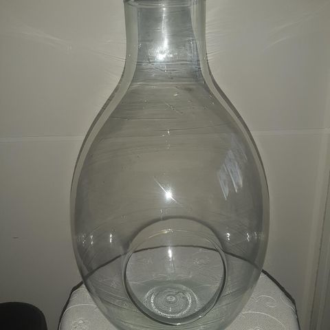 Høyt 36 cm tynn glass vase med hull i siden, gave?