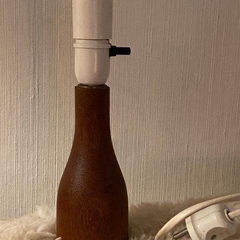 Søt liten retro teak lampe