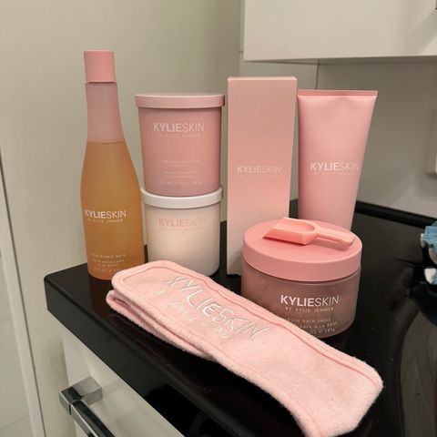 Pakke med produkter fra Kylie Skin