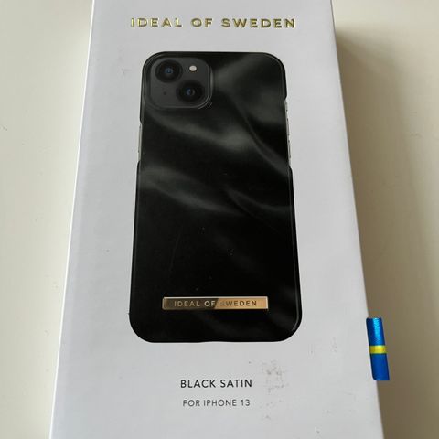 Ideal of Sweden Black Satin mobildeksel iPhone 13 og magnetisk ring