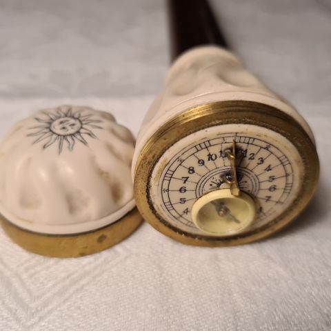 Spaserstokk med skjult solur og kompass.  Antique cane with compass and sundial