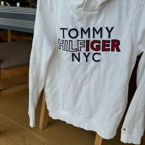 Hvit Tommy Hilfiger hettegenser str 164