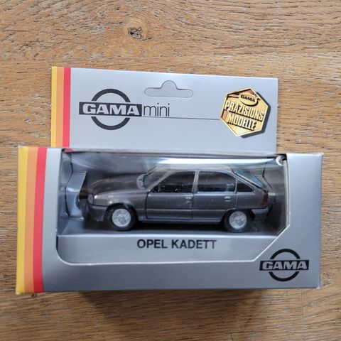 Gama Opel Kadett E 5-dørs (skala 1:43)