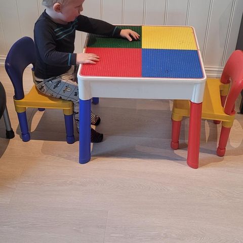 Legobord med 2 stoler