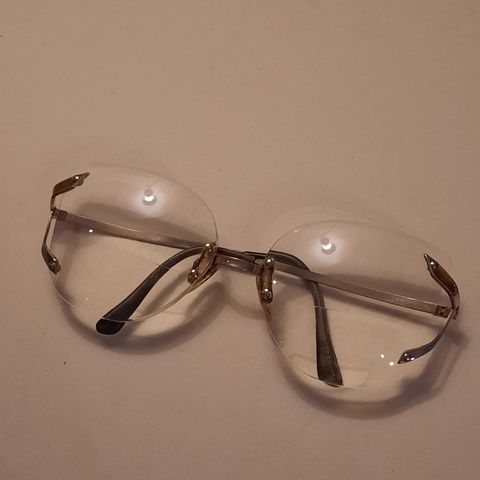 Stilige eldre briller