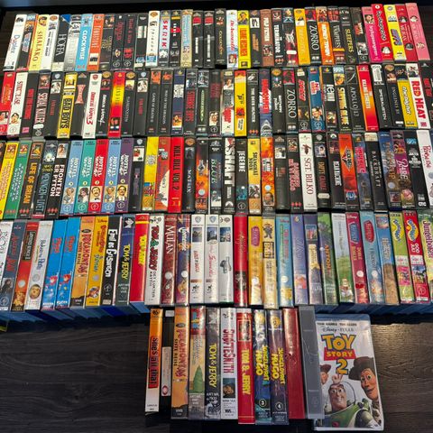 Stor og variert samling VHS filmer