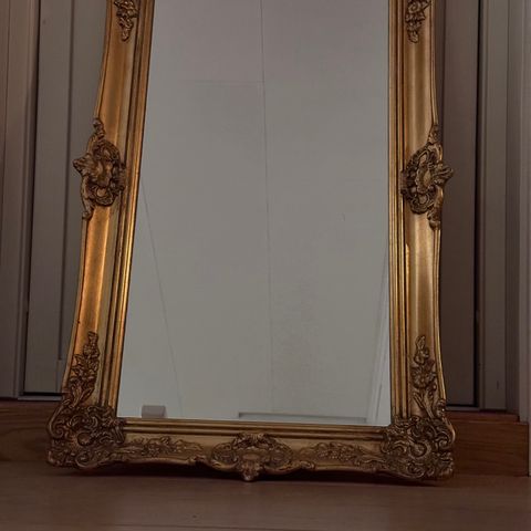 Flott speil med gullfarget ramme
