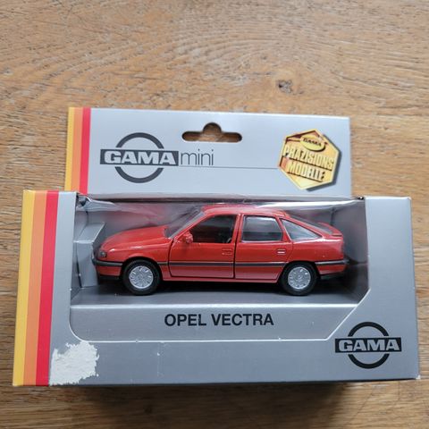 Gama Opel Vectra 5-dørs (skala 1.43)