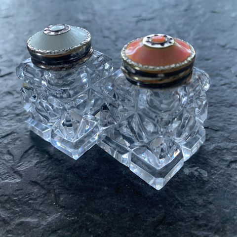 Salt/ pepper bøsse.  Krystall /emalje..925 sterling .Norway.. God stand...