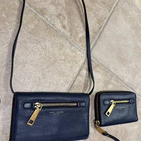 Marc Jacobs veske og lommebok/clutch i mørk blå/gull