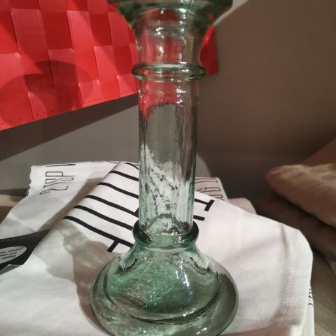 Flott lysestake i grønn pressglass, vintage, antikk?