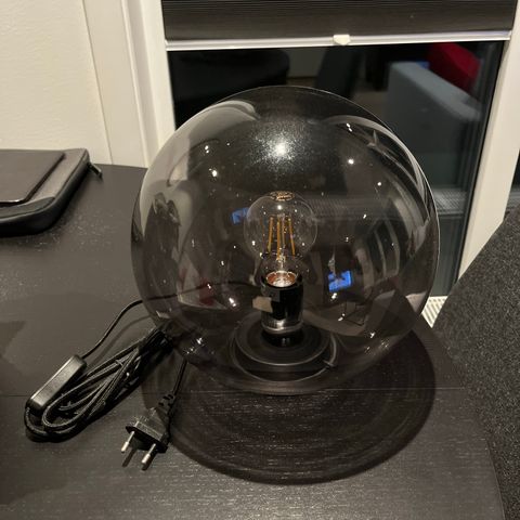 Bordlampe rund sotet glass