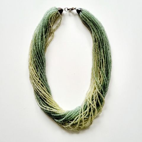 Dekorativt halskjede med små grønne perler, 43 cm langt