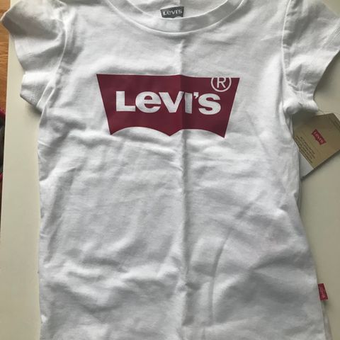 Levis t skjorte str 104, ny