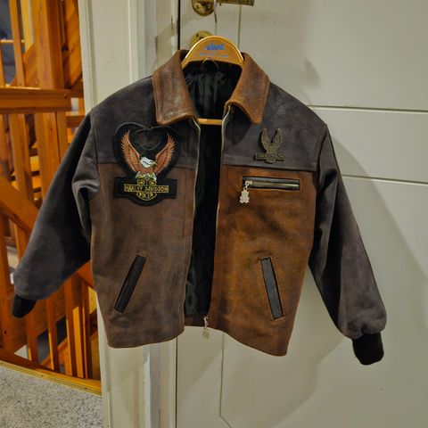 Mc jakke i skinn til barn, med Harley Davidson merker på.