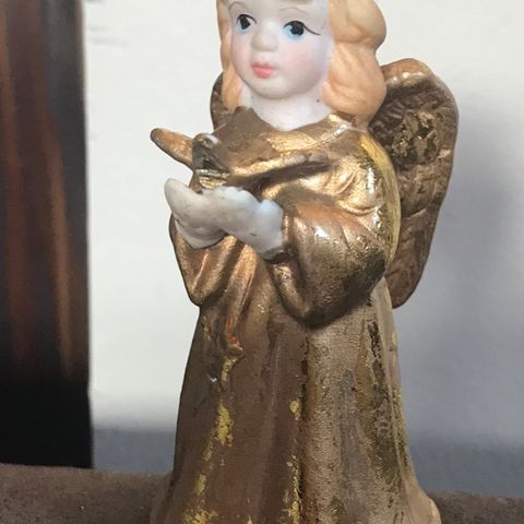Vintage engel med fugl i hånden.
