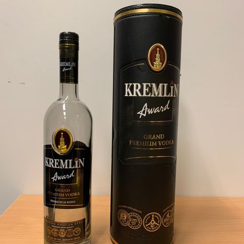 Kremlin vodka flaske og kartong uten innhold