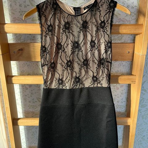 Stilig sort kjole