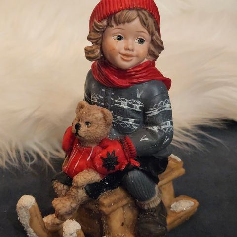 Aldeles nydelig vinter/jule barn. 15 cm høy med mange detaljer. Topp stand