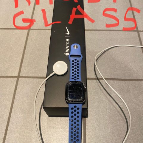 Apple Watch Nike Series 5 GPS + Cellular, 40 mm og Xiaomi smart band