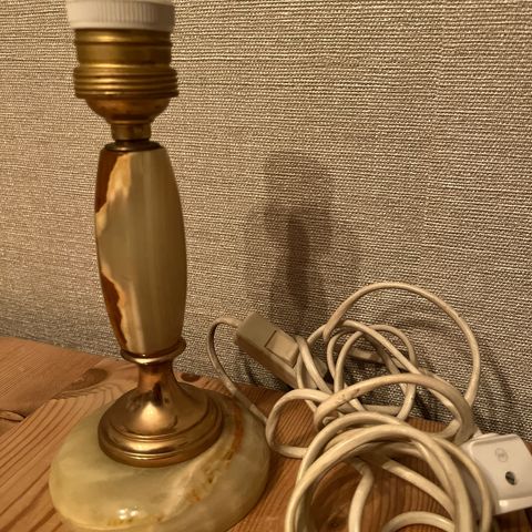 Bordlampe/lampefot i alabast 20,5 cm høy