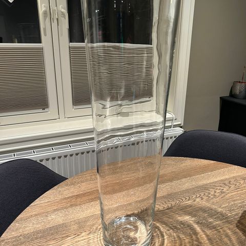 Solid og stabil gulvvase i glass fra Bolia. H: 69,5 cm.