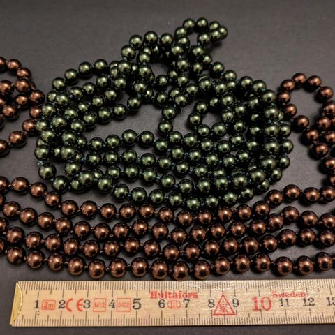 Langt halskjede ca. 140 cm. i brune eller grønne glass perler Kr. 200,- pr. stk.
