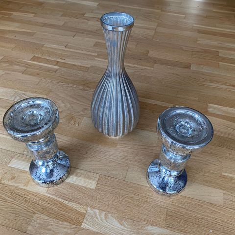 2 lysestaker og en vase