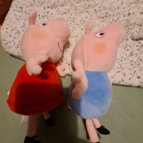 Pent brukte Peppa og Georg bamser