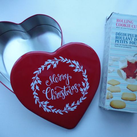 Hjerte metallboks Merry Christmas  & kakeutstikker med 18 forskjellige former