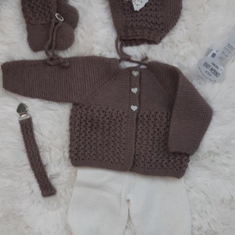 Hånd strikket hentesett strikket i Drops baby merino. Med smokke snor. 0/4mnd