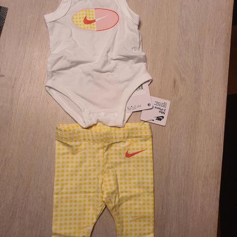 NIKE babysett til salgs!