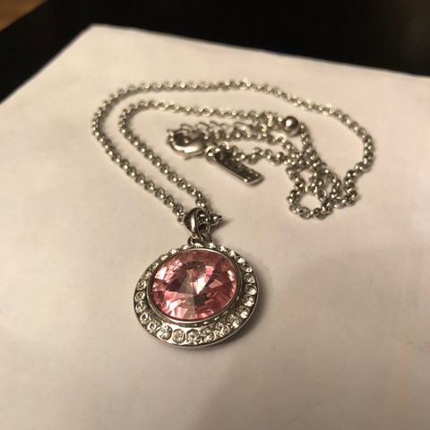 Smykke med anheng (Ø: 2-2,2 cm.). Rosa sten med "diamanter".