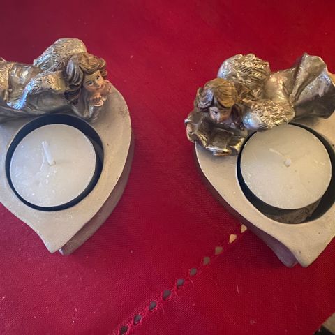 2 hjerteformede sølvlysestaker kr50 pr stk, engel oppå. Julepynt/gave?