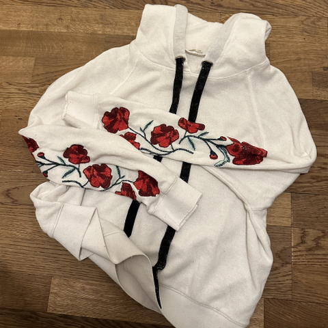 Kul og behagelig cropped hoodie med fine detaljer og rosemønster