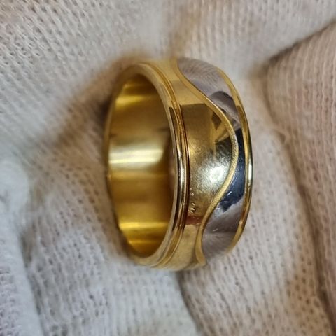 Utrolig fint ring i 2 farge gull og sølv