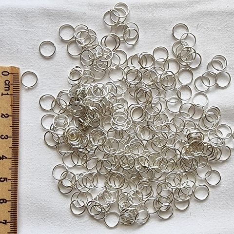 En rest med ringer i sølv til smykkeproduksjon