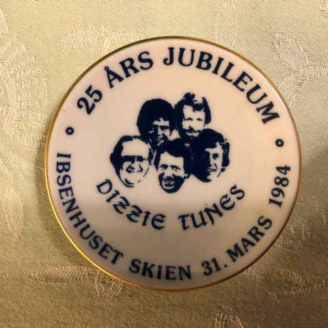 Dizzie Tunes 25 års jubileum 31. mars 1984.Porsgrunns porselensskål.Samleobjekt.