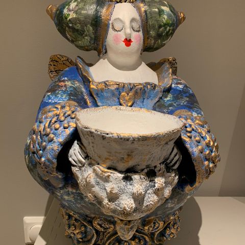 Lysengel av keramikk