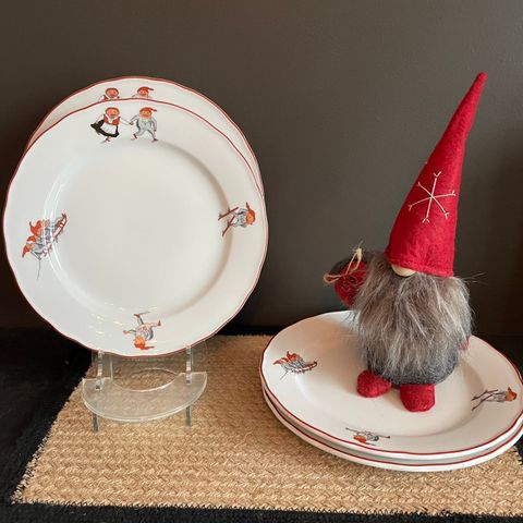 Middagstallerkener med nisse/julemotiv. Porsgrunn