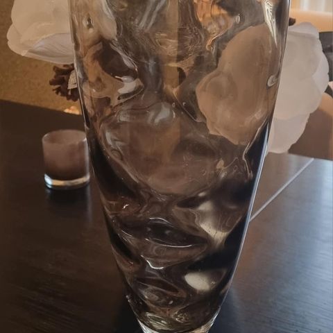 Høy vase i beige/brunt glass har og en i blått glass