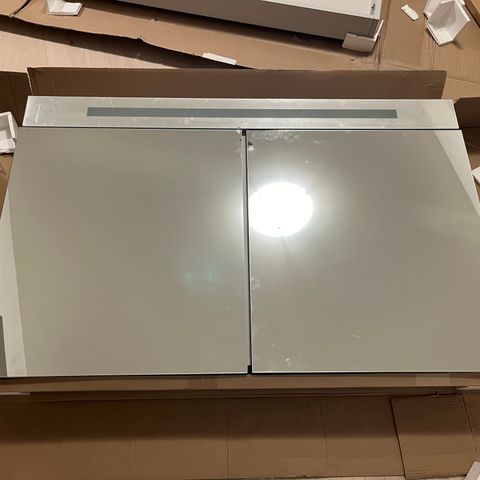 Skadet speilskap m/LED-belysning, 120x74cm, hvit høyglans paneler